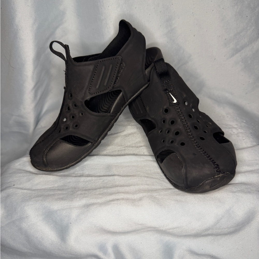 NIKE KIDS WATER SHOES – black (size 11C)